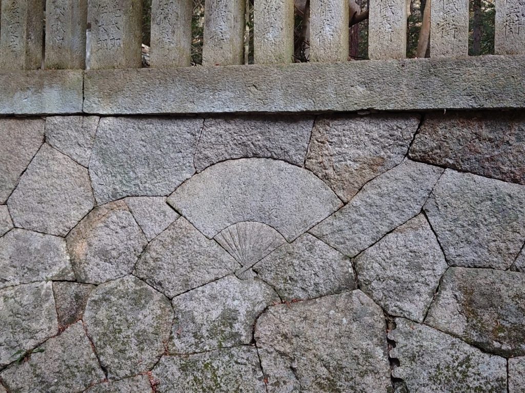 「有年八幡神社」付近の石垣『飾り石』